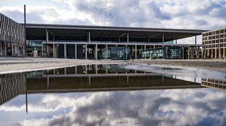 Terminal 1 des Hauptstadtflughafen Berlin Brandenburg «Willy Brandt» (BER) spiegelt sich in einer Pfütze.