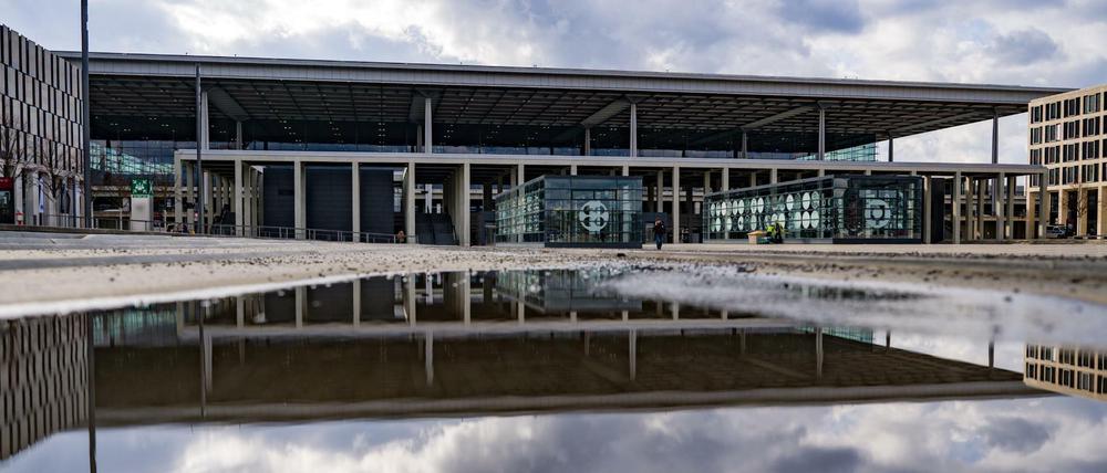 Terminal 1 des Hauptstadtflughafen Berlin Brandenburg «Willy Brandt» (BER) spiegelt sich in einer Pfütze.