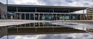 Terminal 1 des Hauptstadtflughafen Berlin Brandenburg «Willy Brandt» (BER) spiegelt sich in einer Pfütze.