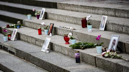 Blumen und Bilder stehen am Mahnmal für die Terroropfer vom Breitscheidplatz.