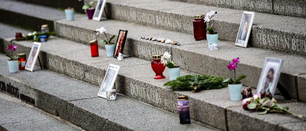 Blumen und Bilder stehen am Mahnmal für die Terroropfer vom Breitscheidplatz.