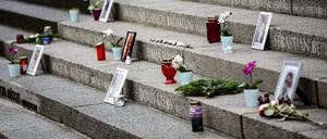 Blumen und Bilder stehen am Mahnmal für die Terroropfer vom Breitscheidplatz.