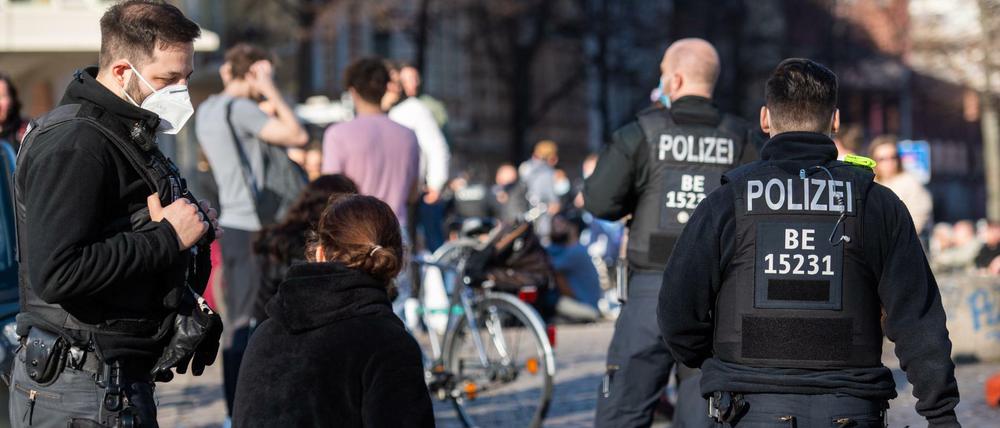 So schön kann es draußen sein - aber mancherorts bitte mit Maske, sonst gibt es Ärger mit der Polizei (Szenenfoto aus Berlin).