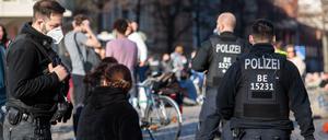 So schön kann es draußen sein - aber mancherorts bitte mit Maske, sonst gibt es Ärger mit der Polizei (Szenenfoto aus Berlin).