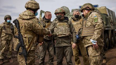 Gespräch mit den Separatisten. Der ukrainische Präsident Wolodymyr Selenskyj in der Nähe von Zolote, in der Region Lugansk. (Offizielles Foto der Regierung.)