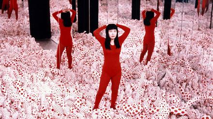 Immersives Erlebnis. Yayoi Kusama inmitten ihres „Infinity Mirror Room – Phalli’s Field“, 1965 in der „Floor Show“ in der New Yorker Castellane Gallery.
