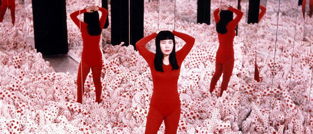 Immersives Erlebnis. Yayoi Kusama inmitten ihres „Infinity Mirror Room – Phalli’s Field“, 1965 in der „Floor Show“ in der New Yorker Castellane Gallery.