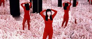 Immersives Erlebnis. Yayoi Kusama inmitten ihres „Infinity Mirror Room – Phalli’s Field“, 1965 in der „Floor Show“ in der New Yorker Castellane Gallery.