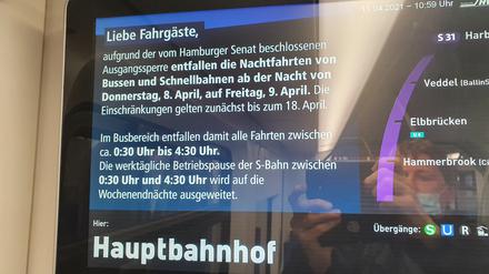 In allen Waggons und Bahnhöfen wird in Hamburg informiert, dass nachts der Verkehr eingestellt ist. 