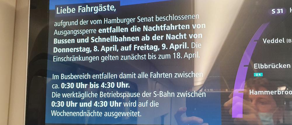 In allen Waggons und Bahnhöfen wird in Hamburg informiert, dass nachts der Verkehr eingestellt ist.