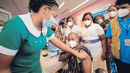 Seltener Piks. In Ghana erhält der Gesundheitsminister Patrick Kuma-Aboagye eine Impfung. 