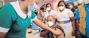 Seltener Piks. In Ghana erhält der Gesundheitsminister Patrick Kuma-Aboagye eine Impfung. 