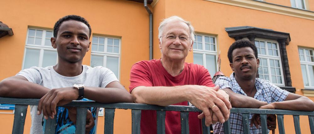 Deutsche Freunde sind wichtig: Der CDU-Bundestagsabgeodnete Martin Patzelt (Mitte) und seine Frau nahmen 2015 die eritreischen Flüchtlinge Haben (links) und Awet bei sich auf.