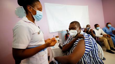 Die ACT Accelerator Initiative von EU, WHO und Stiftungen fördert klinische Studien und beschafft Tests und Impfstoff für ärmere Länder für Impfkampagnen wie im Ridge Hospital in Accra, Ghana.