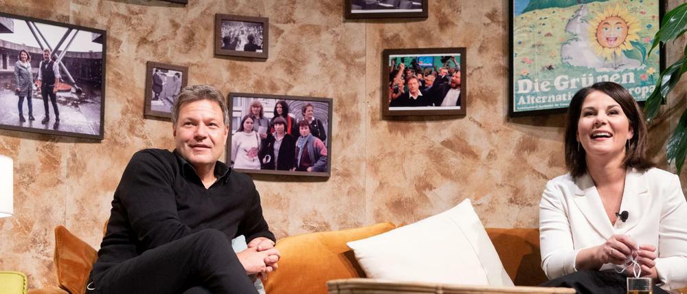 Es fehlen: die Bücher, deren Robert Habeck schon viele geschrieben hat und Annalena Baerbock gar nicht. 
