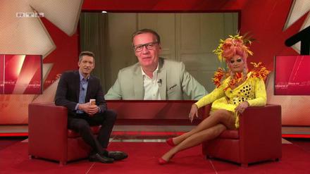Nicht jede Mail lesen, empfahl Olivia Jones (rechts) dem an Covid-19 erkrankten Günther Jauch (Mitte), der am Mittwoch in die von Steffen Hallaschka moderierte Sendung "stern tv" aus der Quarantäne zugeschaltet wurde. 