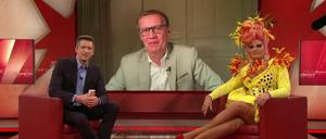Nicht jede Mail lesen, empfahl Olivia Jones (rechts) dem an Covid-19 erkrankten Günther Jauch (Mitte), der am Mittwoch in die von Steffen Hallaschka moderierte Sendung "stern tv" aus der Quarantäne zugeschaltet wurde. 