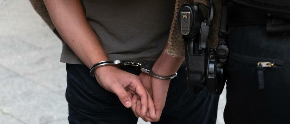 Die Täter hatten sich als Polizisten verkleidet. (Symbolbild)