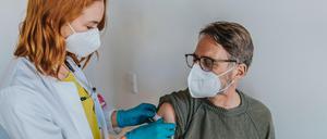Auch unter 60 Jahren sollen Berlinerinnen und Berlin sich nun unabhängig von der Impfreihenfolge mit Astrazeneca impfen lassen können.
