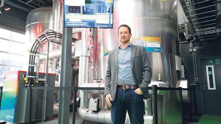 Michael Rath führt durch die Energiewerkstatt auf dem Euref-Campus.