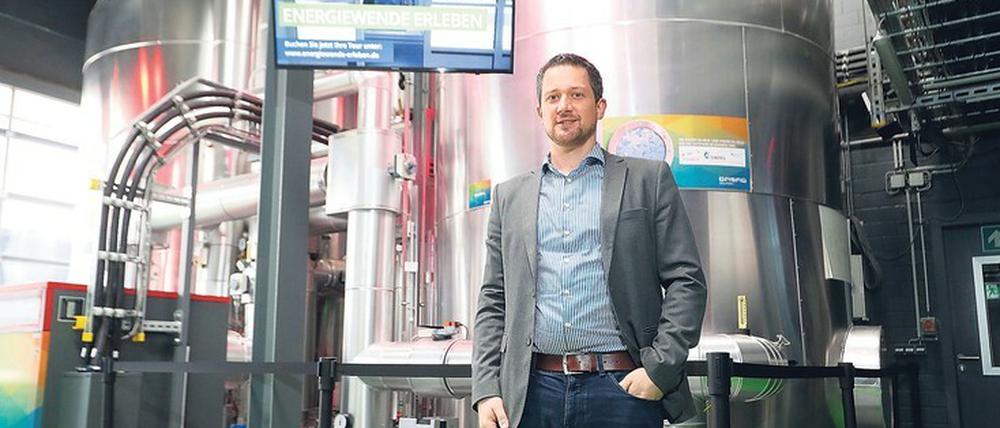 Michael Rath führt durch die Energiewerkstatt auf dem Euref-Campus.