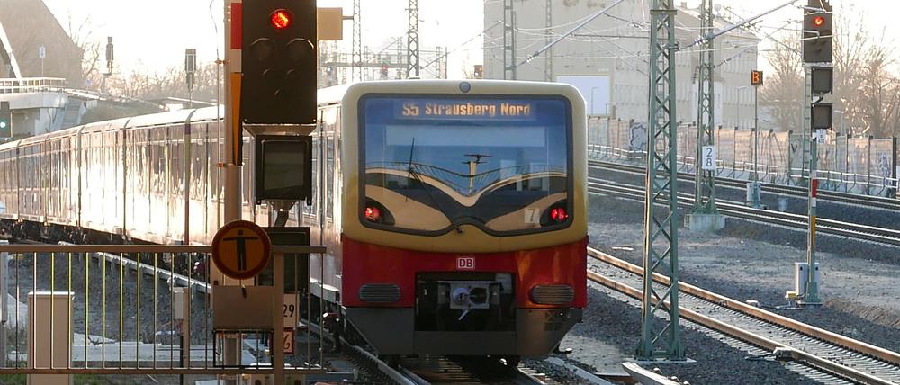 Am Bahnhof Ostkreuz stehen die Signale auf Rot. (Symbolbild)