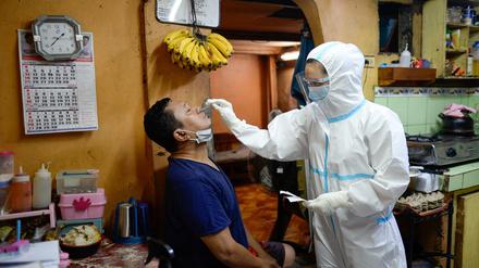 In einem Haushalt in Quezon Stadt, Metro Manila, auf den Philipinnen finden Covid-19-Tests statt, doch in der Summe wird in Ländern mit geringerem Pro-Kopf-Einkommen viel weniger getestet als in den wohlhabenden.