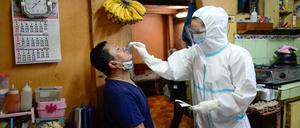 In einem Haushalt in Quezon Stadt, Metro Manila, auf den Philipinnen finden Covid-19-Tests statt, doch in der Summe wird in Ländern mit geringerem Pro-Kopf-Einkommen viel weniger getestet als in den wohlhabenden.