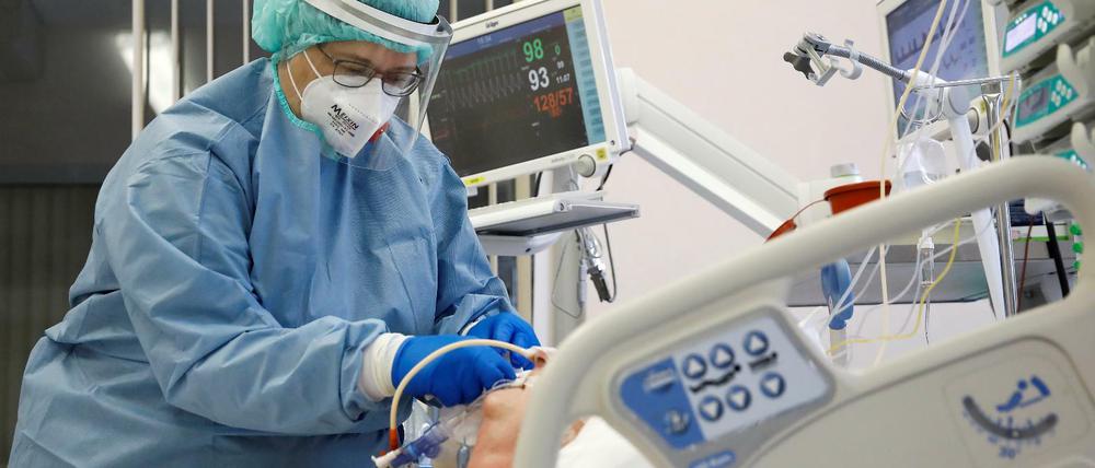 Intensivstation in Krakau: In der Pandemie zeigt sich, wie ausgezehrt das polnische Gesundheitswesen ist.