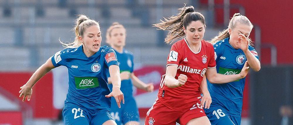 Ohne Kompromisse. Im Spiel lassen Bayerns Sarah Zadrazil und Turbines Nina Ehegötz ihre Freundschaft ruhen.