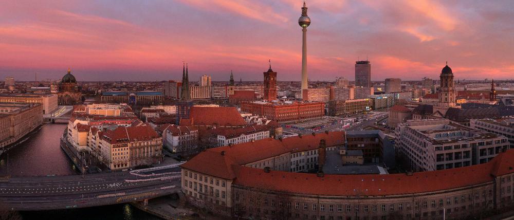 Berlin um das Rotes Rathaus und Fernsehturm herum.