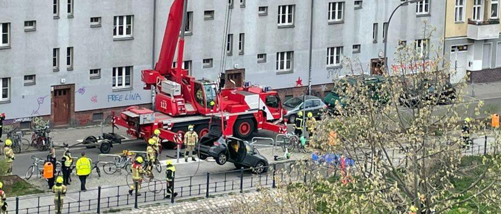 Beim Rückwärts-Einparken fiel der Wagen in den Kanal. Der Fahrer konnte sich selbst retten und schwamm an Land.