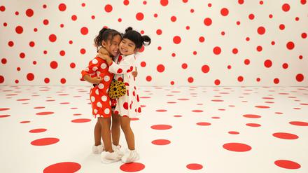 Die alte Normalität. Zwei Kinder umarmen sich in der Installation „With All My Love For The Tulips, I Pray Forever“ von Yayoi Kusama, 2018 in Los Angeles.
