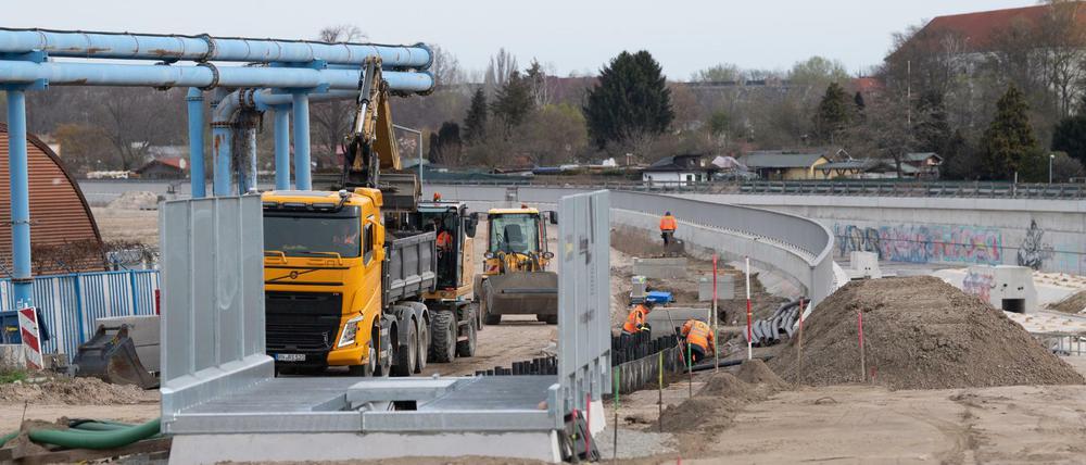 Baufahrzeuge stehen an der im Bau befindlichen Trasse der Verlängerung der Autobahn 100 zwischen dem Dreieck Neukölln und der Anschlussstelle in Treptow.