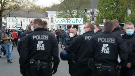 Polizeibeamte stehen vor dem Schloß Bellevue und beobachten Demonstranten, die gegen die Corona-Beschränkungen und der Änderung des Infektionsschutzgesetz protestierten. Allerdings konnte die Protestaktion nicht offiziell starten, da viele Teilnehmer die Corona-Schutzmaßnahmen nicht einhielten.