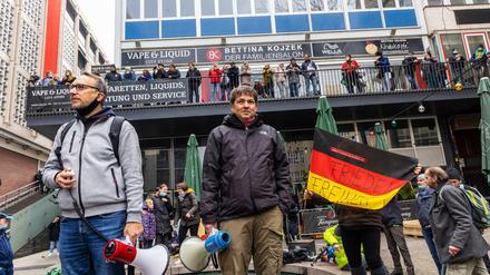 Bloß keine Reporter: Trotz Verbot haben mehrere Hundert Gegner der Corona-Maßnahmen in Stuttgart demonstriert. 