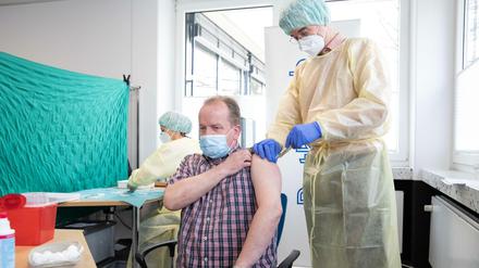 Ein Mann wird in Bielefeld gegen das Coronavirus geimpft.