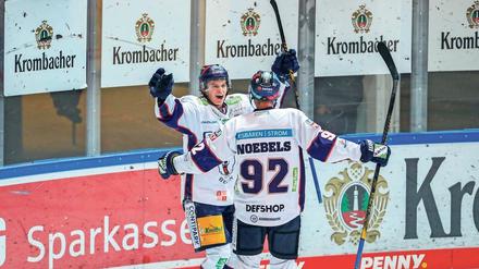 Das lief gut. Reichel (l.) und Noebels jubeln nach dem Tor zum 3:0. 