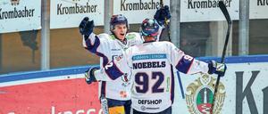 Das lief gut. Reichel (l.) und Noebels jubeln nach dem Tor zum 3:0. 