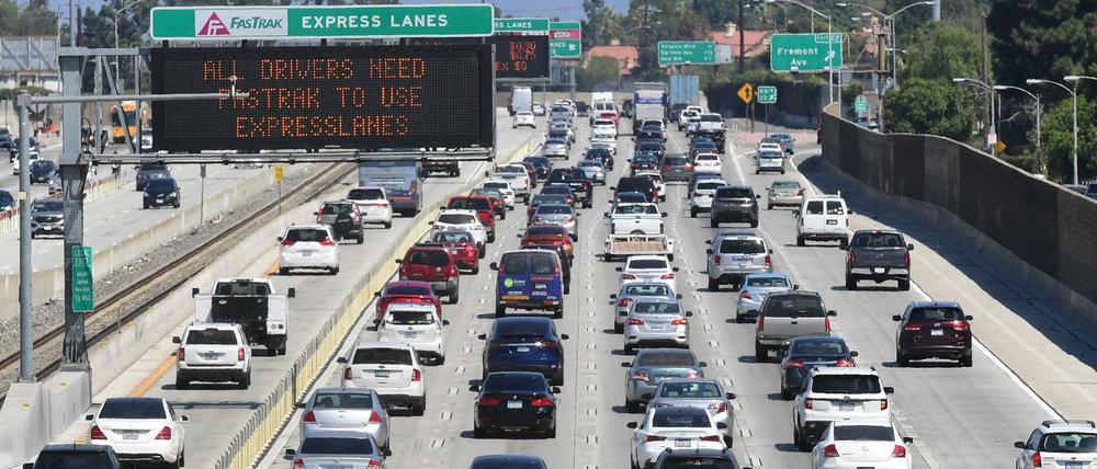 Stau in Los Angeles. das Buch beginnt mit einem Verkehrsunfall mit Fahrerflucht.