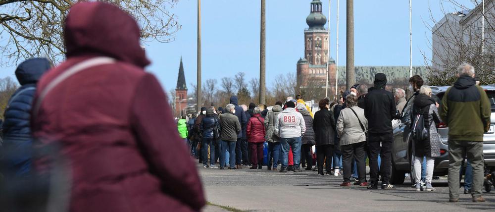Hunderte Menschen warten vor dem Impfzentrum des Landkreises Vorpommern-Greifswald.