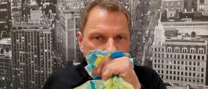 Richy Müller atmet in seinem Clip für die Internetaktion unter dem Motto #allesdichtmachen abwechselnd in zwei Tüten.