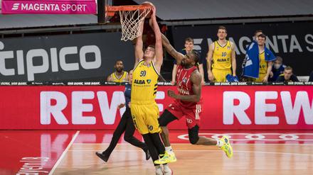 Immer einen Schritt voraus. Die Berliner waren in München nicht mit fairen Mitteln zu stoppen. Hier räumt Bayerns Center Jalen Reynolds (vorne rechts) Albas Ben Lammers hart ab.