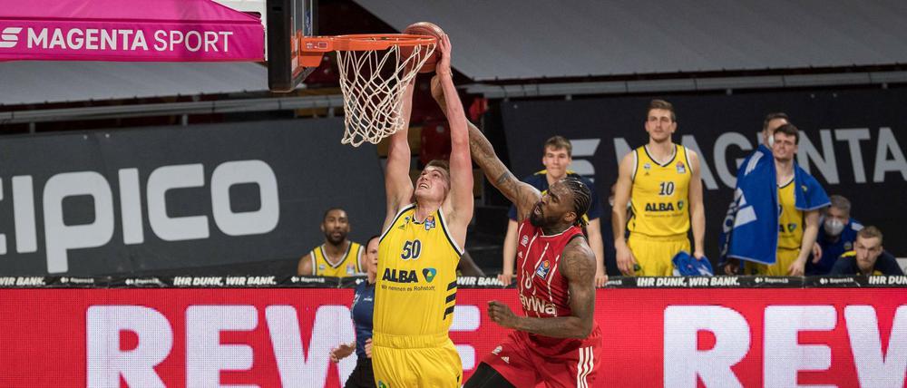 Immer einen Schritt voraus. Die Berliner waren in München nicht mit fairen Mitteln zu stoppen. Hier räumt Bayerns Center Jalen Reynolds (vorne rechts) Albas Ben Lammers hart ab.
