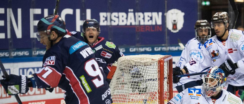 Wieder drin! Matt White bejubelt sein or zum 2:2 Ausgleich. 
