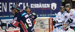 Wieder drin! Matt White bejubelt sein or zum 2:2 Ausgleich. 