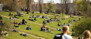 Die Bundes-Notbremse regelt unter anderem Ausgangs- und Kontaktbeschränkungen.