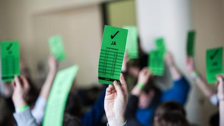 Abstimmen, bitte! Grüne und Linke halten ihre Parteitage mit Präsenz ab, die SPD digital.