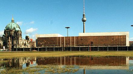 Den Bach runter: Auf diesem Foto von 1997 ist der Palast noch da.