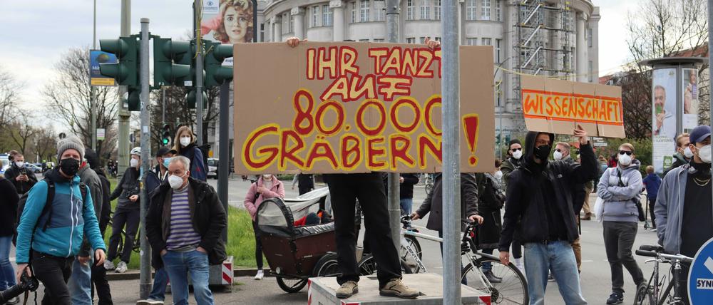 Die Gegendemonstranten blockierten den Demo-Zug der sogenannten Querdenker am Mehringdamm.